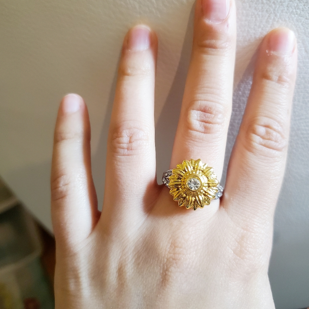 NWOT Sunflower Ring - Picture 15 of 16